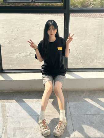 Pretty Girl Wears And It Looks Great On Her Feet - Click Image to Close