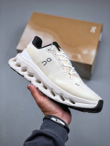 e On Cloudtilt Lightweight Sports Casual Shoes. The Upper Is Made Of One-Piec