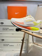 Nike Air Zoom Vomero 18 Comfortable Cushioning Anti-Slip Running Shoes Featuring