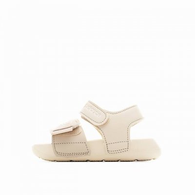 The Shoe Upper Is Designed With A Simple Color Scheme, Creating A Clean And Slee