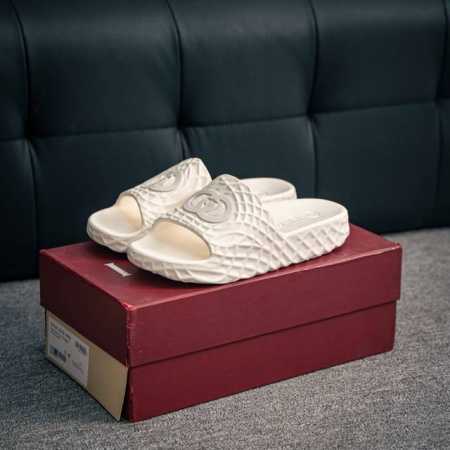 Core Private Gucci 5D Embossed Integrated Slippers Are Classic Hits Over The Yea - Click Image to Close