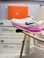 Nike Vomero 18 Nike Comfortable Shock-Absorbing And Non-Slip Low-Top Running Sho