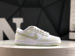 Nike Dunk Low Emerald Green This Model Has A Simple And Elegant Design That Give