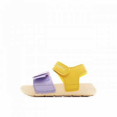 The Shoe Upper Is Designed With A Simple Color Scheme, Creating A Clean And Slee