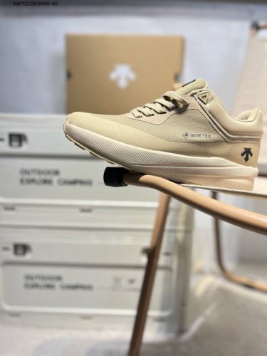 Descente Lightweight Cushioning Breathable Upper Fashionable Casual Sports Shoe