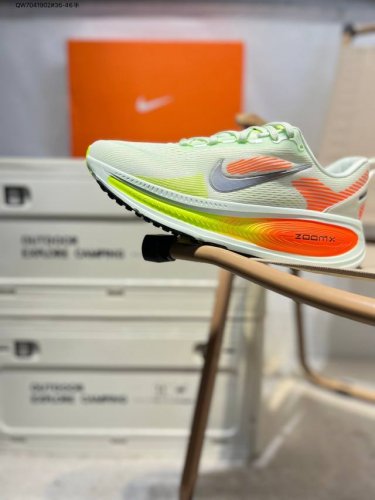 nk Air Zoom Vomero 18 Lightweight And Comfortable Road Running Shoes Help You