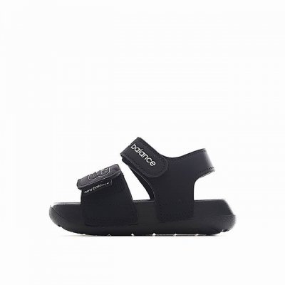 The Shoe Upper Is Designed With A Clean Color Scheme, Creating A Sleek And Moder