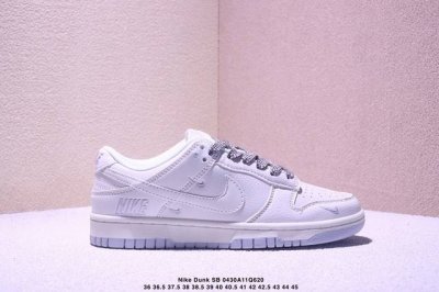 Top-Layer Half-Size Nike Sb Dunk Low Collaboration Three-Stripe Colorway Low-Top