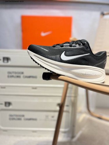 Nike Air Zoom Vomero 18 Lightweight And Comfortable Road Running Shoes With A So
