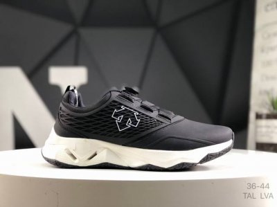 K L Descente Lightweight Cushioning Breathable Upper Fashionable Casual Sports W