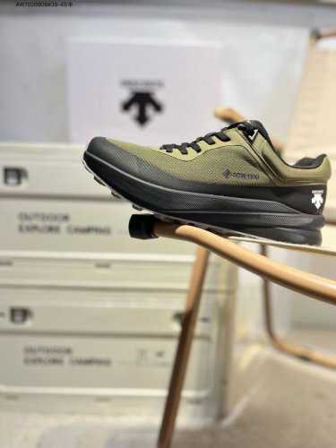 Descente Lightweight Cushioning Breathable Shoe Upper Fashionable Casual Sports