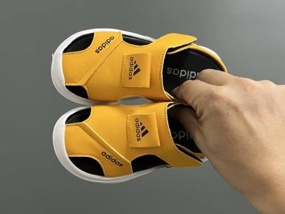 A Home New Leather-Tipped Second-Generation Perforated Infant Sandals Size: 21-3
