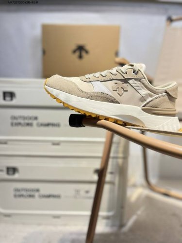 Descente Lightweight Cushioning Breathable Upper Fashionable Casual Sports Water