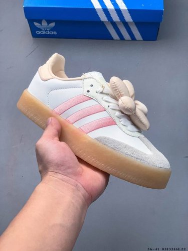 Collection Adidas Originals Sambae W Versatile Retro Samba Sneakers. The Adidas