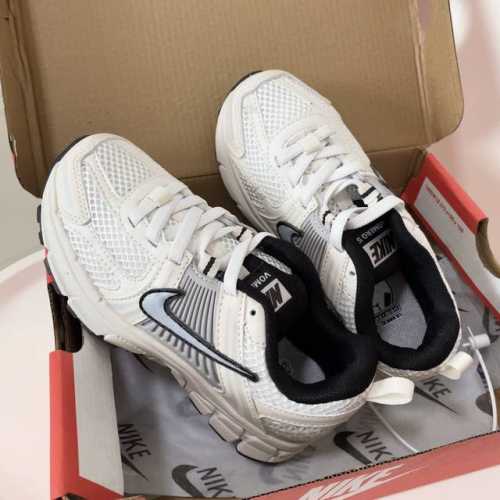 Nk V5 Kids' Shoes 26-37.5 This Nk Zoom Vomero 5 Kids' Sneaker Is So Cool! It's P