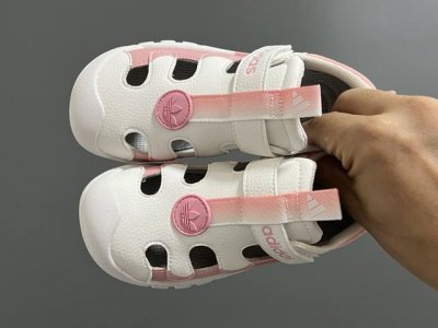 A Home New Arrival Leather-Upper Perforated Velcro Children's Sandals Size: 26-3