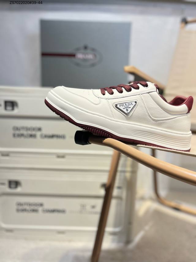 Prada Prada Counters Are On Sale At The Same Time, New Men's Shoes, The Fabric I