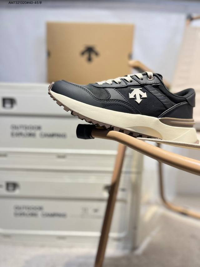 Descente Lightweight Cushioning Breathable Upper Fashionable Casual Sports Water