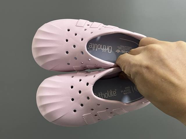 A Cute And Adorable Children's Sandals With Breathable Holes Size: 24-37 Cm Cute