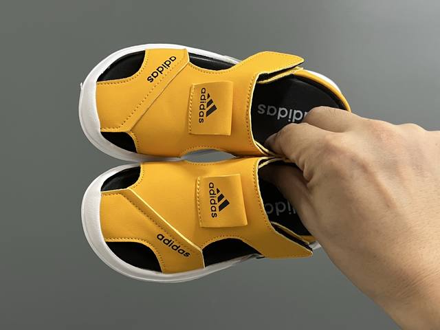 A Home New Leather-Tipped Second-Generation Perforated Infant Sandals Size: 21-3