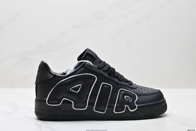 Nike Vomero 18 with half size genuine logo Nike comfortable shock-absorbing and