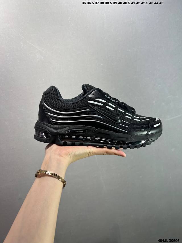 Nike W Nike Gamma Force combines comfort and style, creating a masterpiece. The