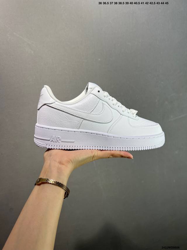 Nike W Nike Gamma Force combines comfort and style, creating a masterpiece. The