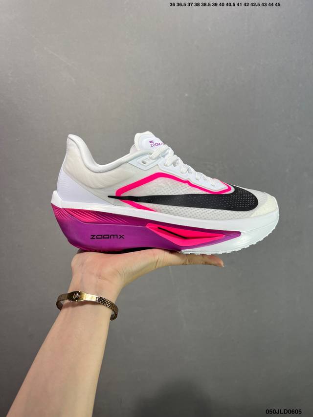 Nike W Nike Gamma Force combines comfort and style, creating a masterpiece. The