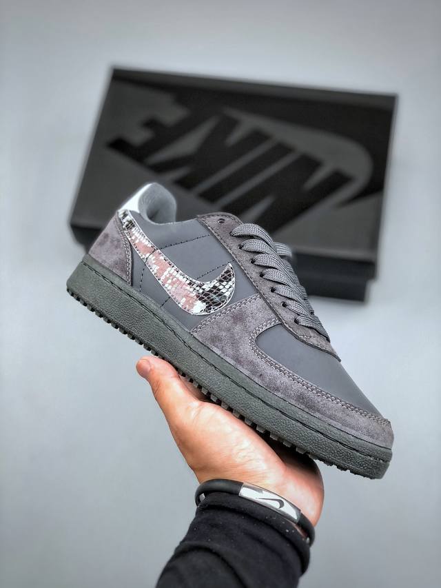 Overseas hit limited sale! Corporate-level Nike Sb Dunk Low "Sup co-branded pig