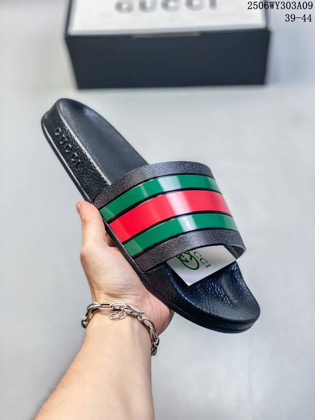 Dogexi embossed slippers This season, Waterfront sandals are back with a new loo