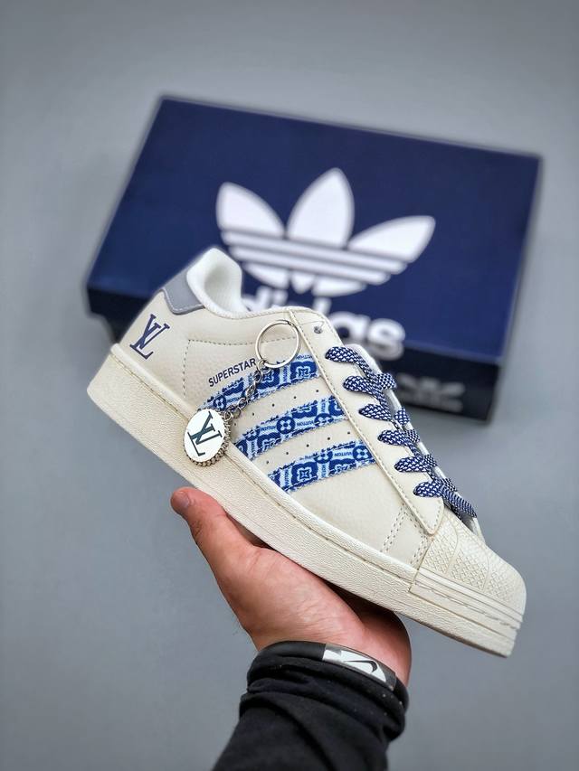 Nike Air Force 1'07 Lv8 Original last and original cardboard to create a pure lo