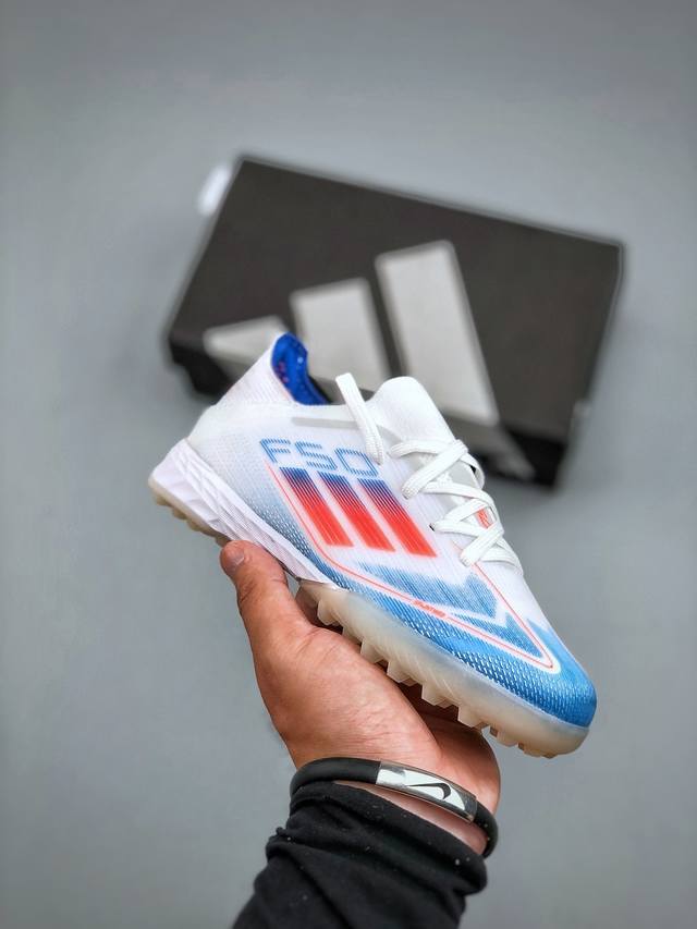 New Balance M1000 retro running shoes are in line with the trend of retro dad sh