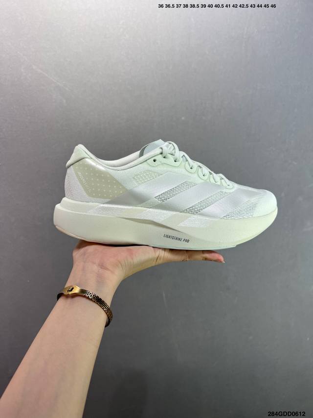 Nike Zoom Winflo V2 running shoes are equipped with an engineered mesh design an