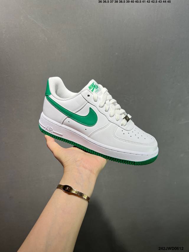 Nike Air Force 1 Low, a versatile casual sports shoe. The soft and elastic cushi