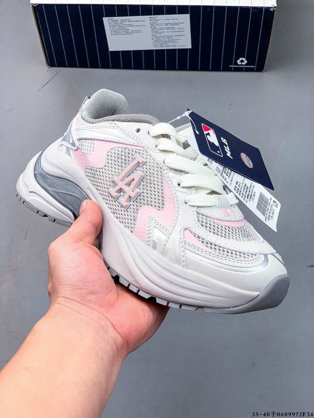 Corporate Nike P-6000 Women's Running Shoes use red hooks on the inside and outs