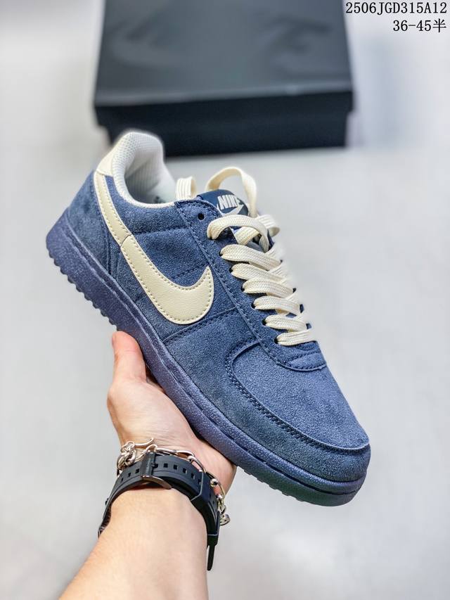 Nike W Nike Gamma Force combines comfort and style, creating a masterpiece. The