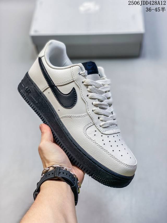real label with half size Nike Sb Dunk Low Sb series dunk series retro low-top c