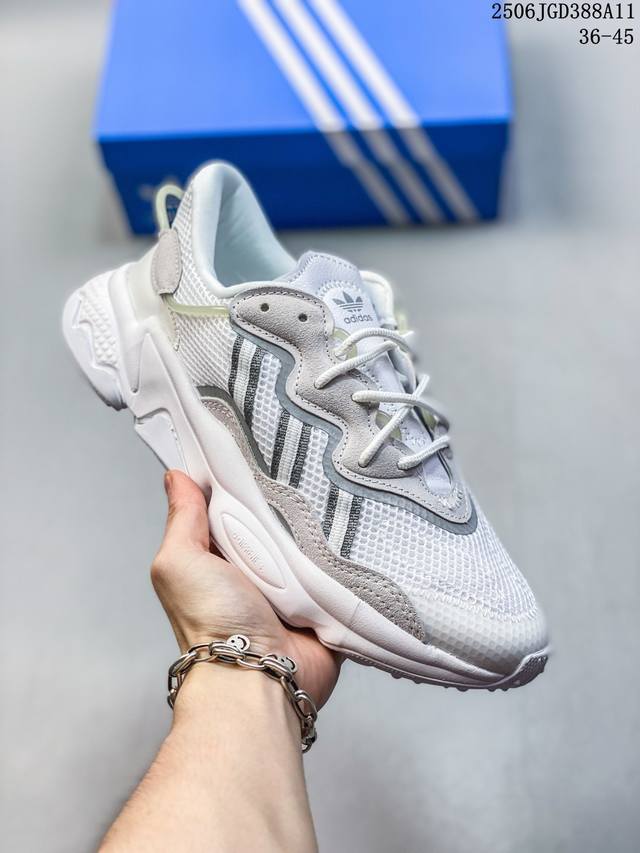 Nike Zoom Winflo V2 running shoes are equipped with an engineered mesh design an