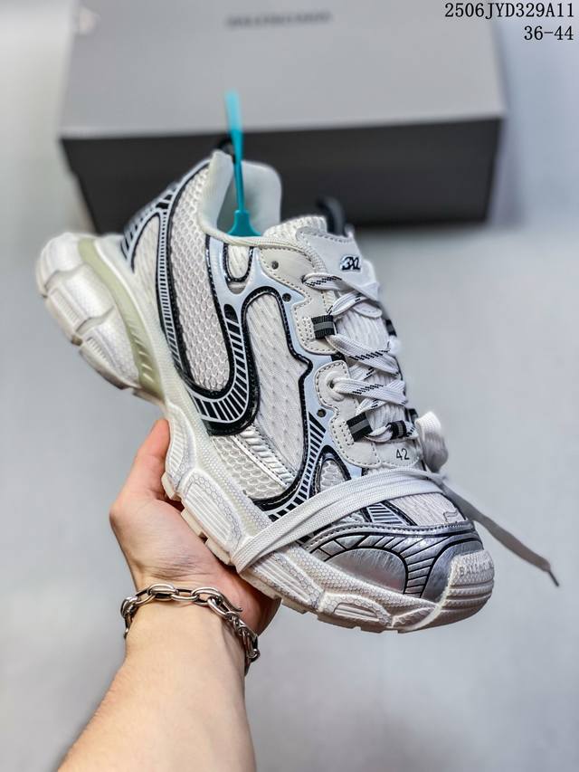 Nike V2K Runtekk shock-absorbing and non-slip retro low-top running shoes. The m