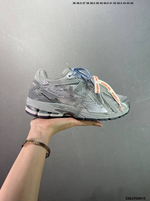 Italian luxury brand - Bottega Veneta - Bottega Veneta Orbit Lace-Up Runner Bv B