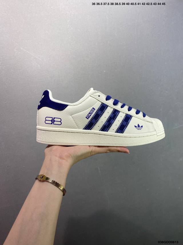 Collection of pictures Adidas Originals Samba German training shoes are non-slip