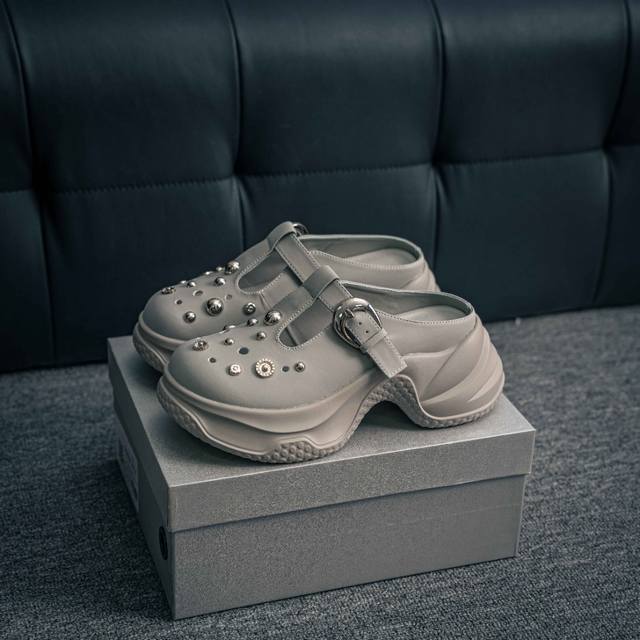 Company level! The North Face Charcoal Grey Comfortable and versatile non-slip w
