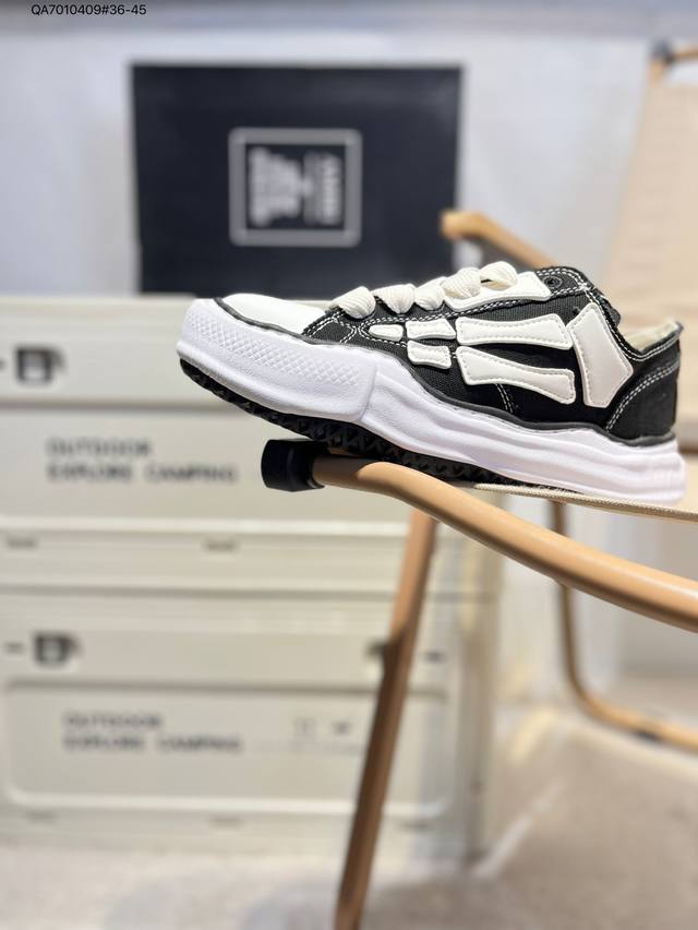 Collection Hoka One One and Satisfy have teamed up again to launch a new co-bran