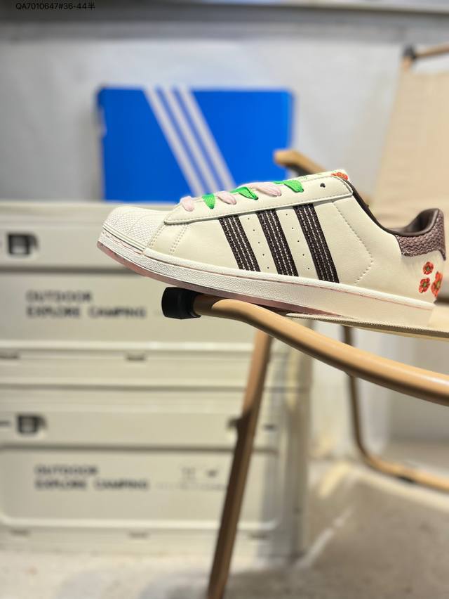 Adidas Originals Adif Om Superstar Mule This summer's hot-selling duck slippers