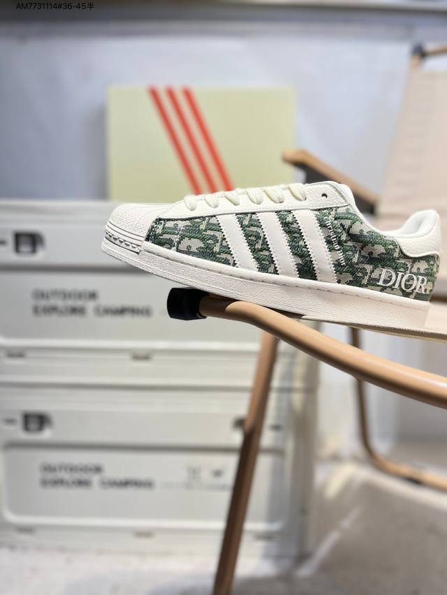 Original last and original paper version of men's and women's shoes, developed w