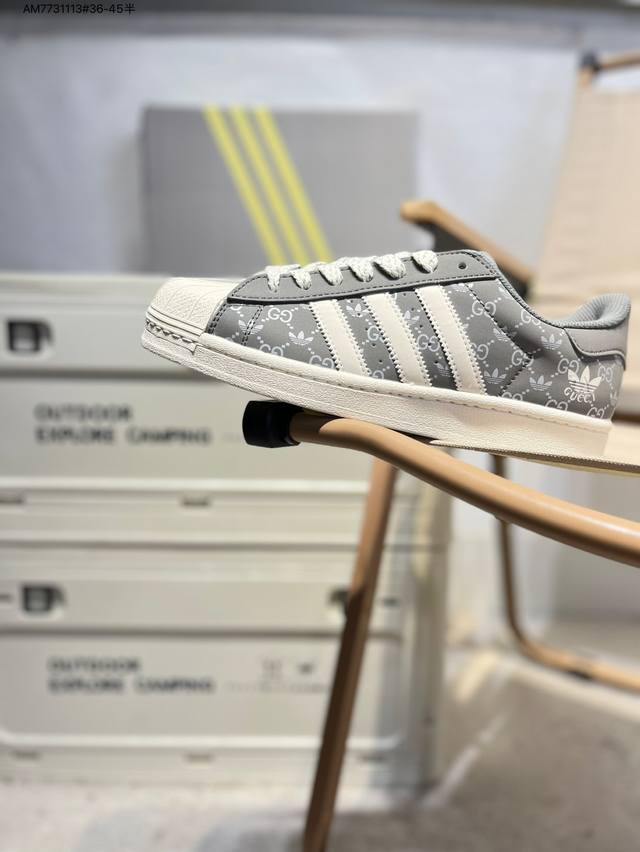 Original last and original paper version of men's and women's shoes, developed w