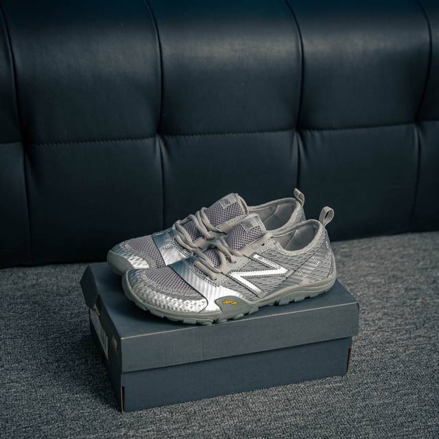 Hoka adopts ergonomic design, high technology, Eva one-shot explosion, ultra-lig