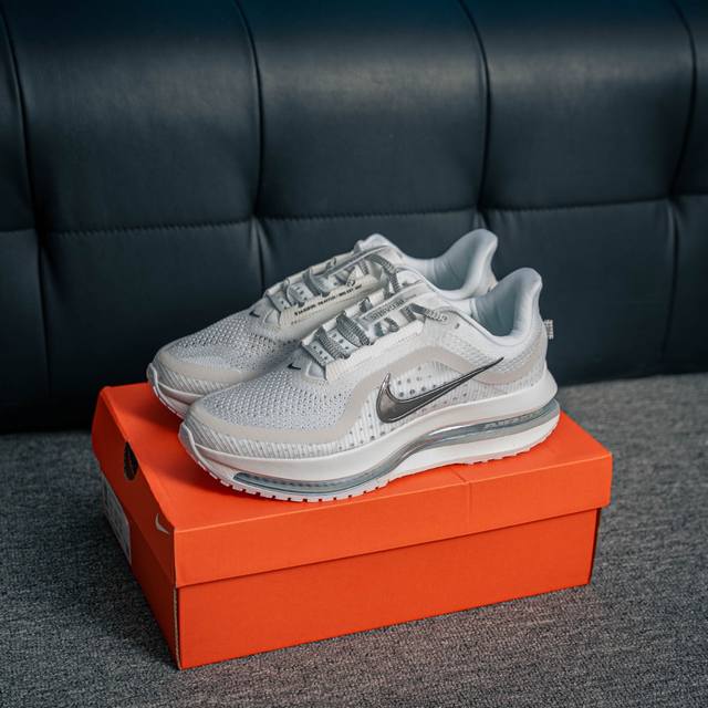 Hoka adopts ergonomic design, high technology, Eva one-shot explosion, ultra-lig