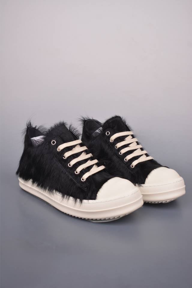 Louis Vuitton men's and women's shoes are equipped with a thick drawer gift shoe
