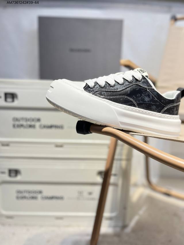 The company-level Hoka One One Mach 6 low-top professional cross-country running